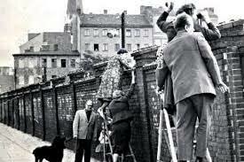 Se comienza a levantar el muro de Berlín. 2a crisis de Berlín.