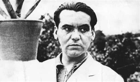 García Lorca es fusilado por los sublevados en Víznar (Granada).