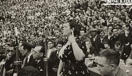 Largo caballero da entrada en el gobierno a miembros de la CNT como ministros. Federica Montseny, anarquista, primera mujer ministra en la Historia de España.