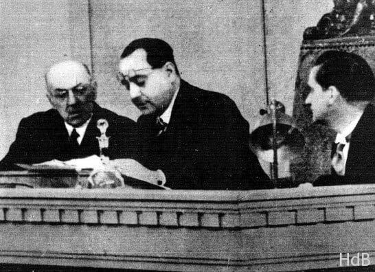 El socialista Juan Negrín sustituye a Largo Caballero al frente del gobierno republicano.