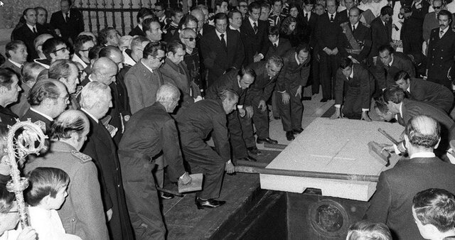 Franco concentra el poder entre los sublevados: es designado generalísimo y jefe del gobierno del Estado..