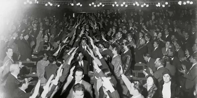 Franco promulga el Decreto de Unificación: crea la formación política de la Falange Española Tradicionalista y de las JONS Asume su jefatura y se institucionaliza el saludo brazo en alto