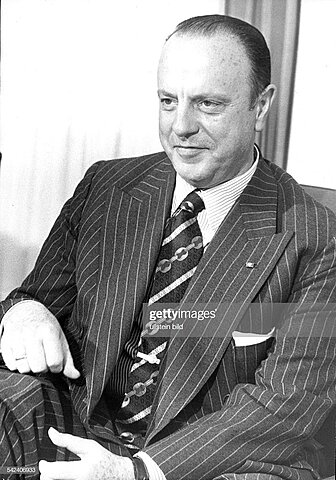 Cambio de gobierno: entra Manuel Fraga