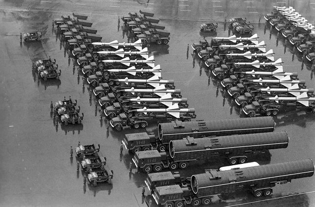 EEUU y la URSS despliegan misiles balísticos.