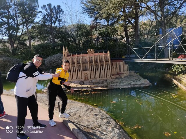 De vacances visitant catalunya miniatura.