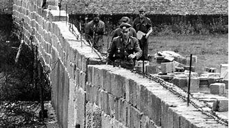 Se comienza a levantar el muro de Berlín. 2a crisis de Berlín.  13 agosto 1961