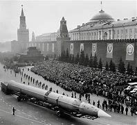 EEUU y la URSS despliegan misiles balísticos.