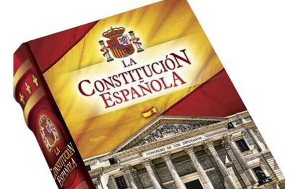 Se promulga la Constitución Española.