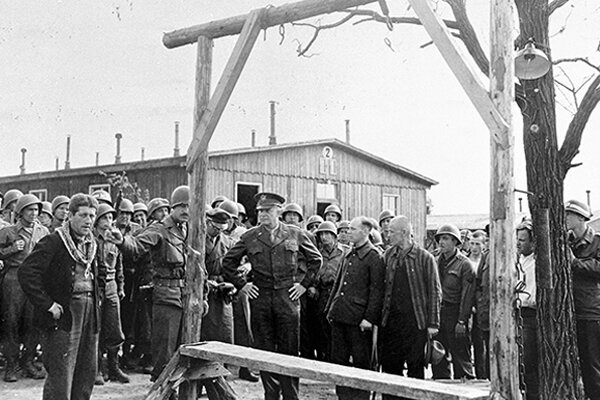 Eisenhower arrives at death camp