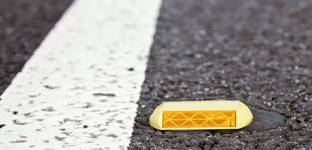 Invention of the Cat's Eye Road Reflector (1933)