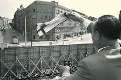 The building of the Berlin Wall