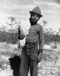 ...y no se lo tragó la tierra (dos capítulos: "...y no se lo tragó la tierra" y "La noche buena"), Tomás Rivera