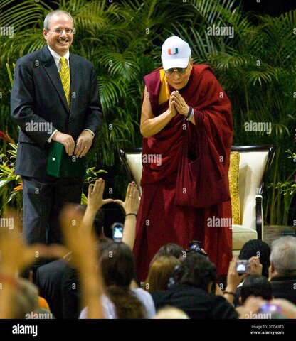 Hace un tour por el sur de Florida y da una serie de conferencias sobre paz, religión y cultura
