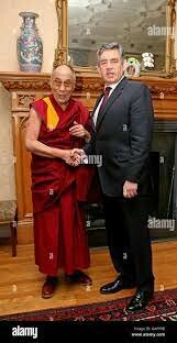 Se reúne con el primer ministro Gordon Brown en Londres.&nbsp;