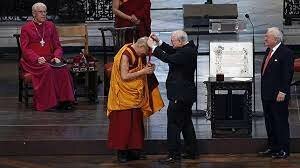 Acepta el Premio Templeton, un galardón dotado con 1,1 millones de libras (US$ 1,77 millones) que distingue a "personas destacadas que han dedicado su talento a ampliar nuestra visión del propósito humano y de la realidad última.