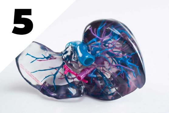 Es crea la impressora Material Jetting, la primera màquina capaç d'imprimir múltiples materials alhora.