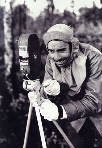 Es el primero en llegar a la cima del Pico Suecia  y registrar su altitud.