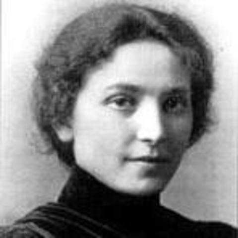 Senda Berenson Abbott introduces game to women at Smith College in Massachussetts.