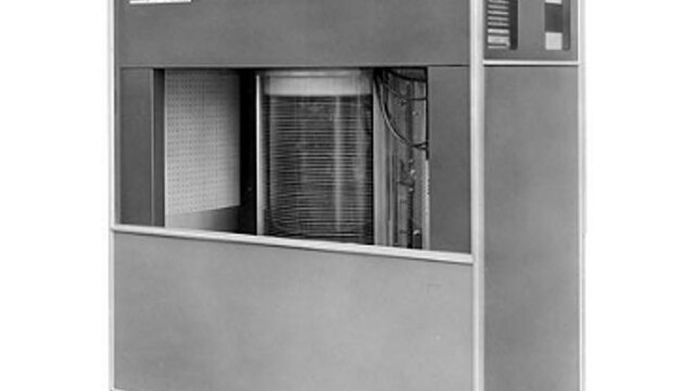 IBM introduce el primer disco duro