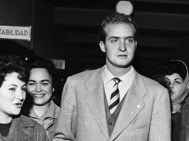 Se decide que el hijo del segundo, Juan Carlos de Borbón, estudie en España