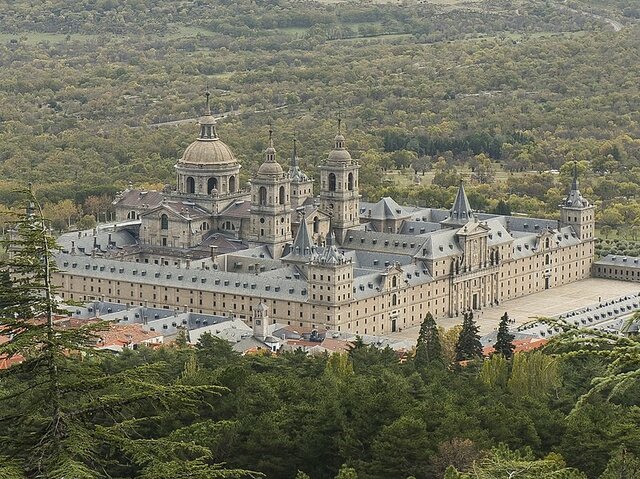 Patio de los Reyes y fachada de la Basílica del Monasterio del Escorial, Juan de Herrera