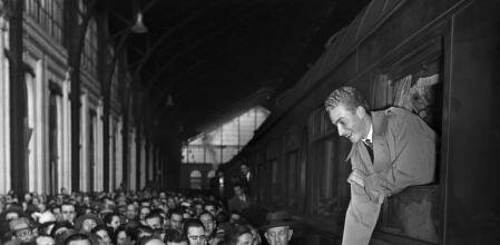 Juan Carlos de Borbón sale de Lisboa para iniciar sus estudios en Madrid.