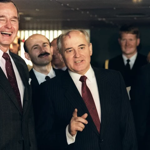 “Not one inch eastward” -- “Ni una pulgada al este”