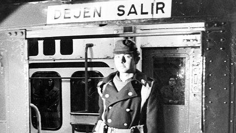 El Gobierno militariza a los huelguistas del 'Metro' en Madrid.