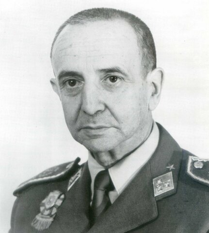 Destitución del jefe del Alto Estado Mayor, general Manuel Diez Alegría, como castigo por su visita a Rumania.