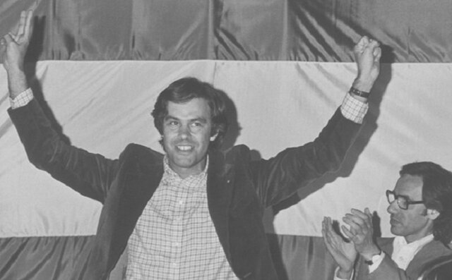 II Congreso del PSOE, Felipe González es elegido secretario general.