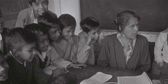 MAESTRO EN EL PAPEL DE LIDER SOCIAL