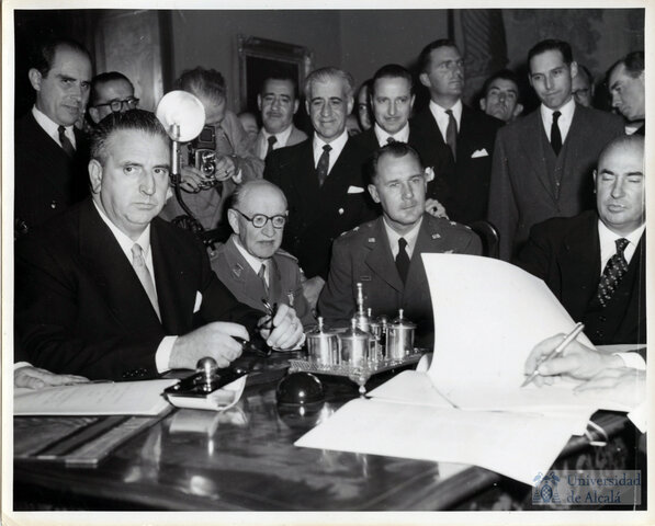 Promulgación de acuerdos económicos y militares con EEUU