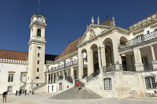 Inicia o curso de Direito na Universidade de Coimbra, mas abandona o curso para se dedicar à escrita.