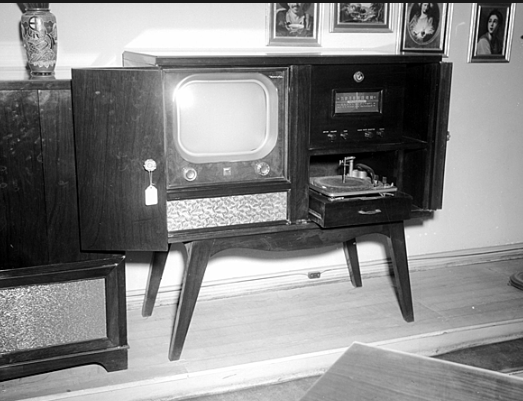 Uso del primer aparato de televisión