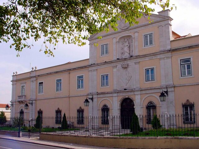 Estuda no Colégio Militar em Lisboa.