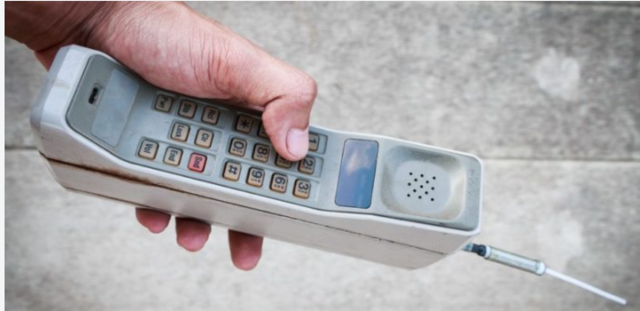 Se comercializa el primer teléfono celular