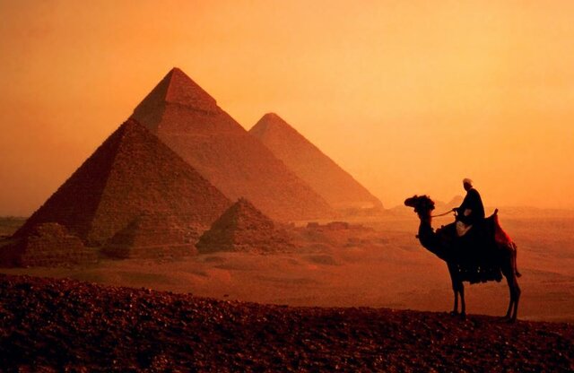 Devido à fome, ele desce ao Egito