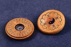 Invención de la brújula y relojes mecánicos: 900.