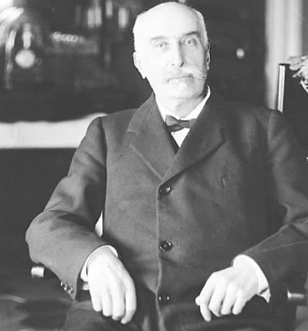 Mussolini forms alliance with Giolitti