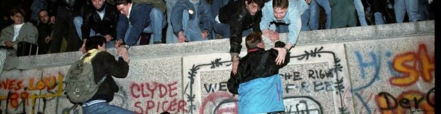 Berlinmuren blir revet