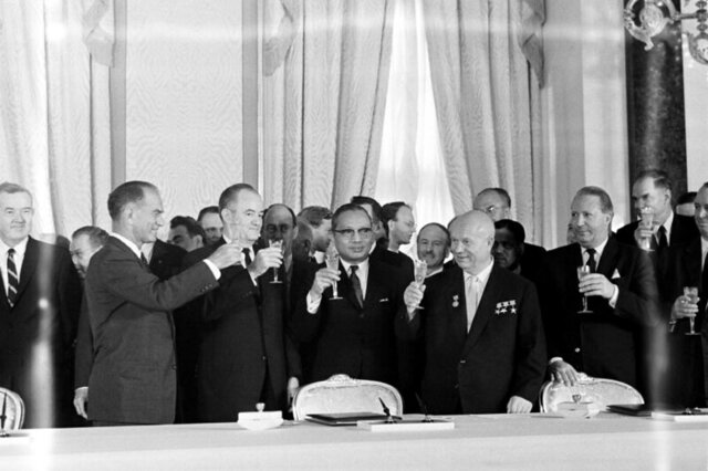America signs the nuclear proliferation pact