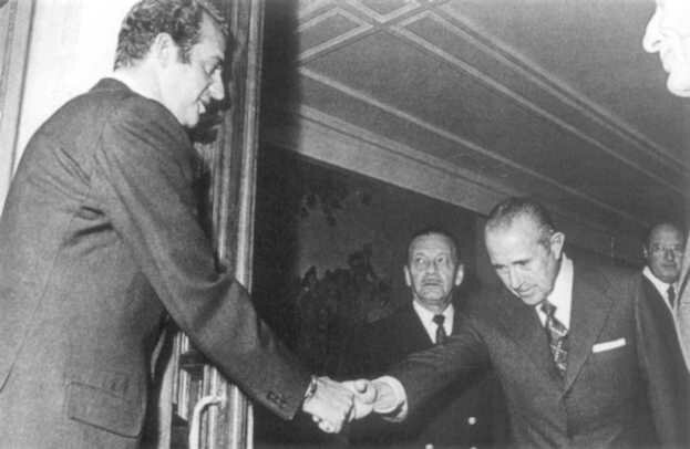 Dimite el presidente Arias Navarro