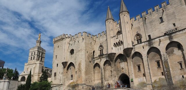 Il papa si trasferisce ad Avignone
