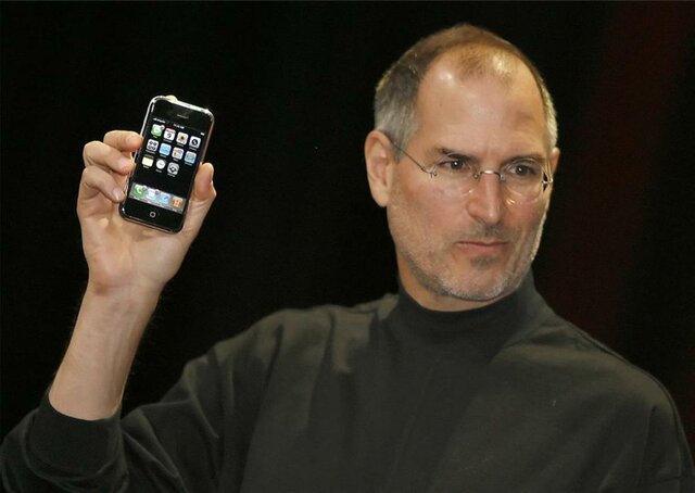Steve Jobs crea un dispositivo móvil