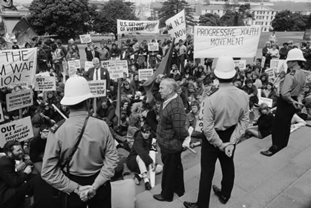 100,000 demonstrate against the war in New York City
