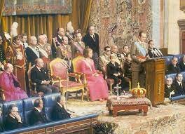 El hasta entonces príncipe de España juró ante las Cortes su cargo de Rey de España con el nombre de Juan Carlos I.