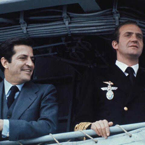 El rey Juan Carlos acepta la dimisión del presidente del gobierno, Carlos Arias Navarro, y designa para sucederle a Adolfo Suárez.