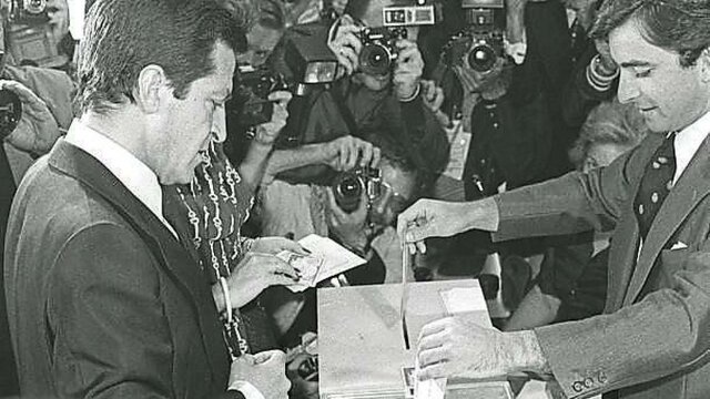 En las primeras elecciones democráticas celebradas desde la guerra civil, el jefe del gobierno Adolfo Suárez y su partido, Unión de Centro Democrático, vencen por margen relativamente pequeño sobre los socialistas del P.S.O.E.