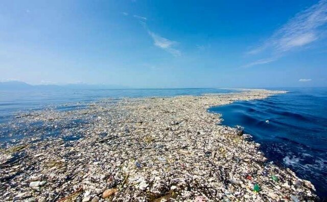 Charles Moore discovers the Great Pacific Garbage Patch