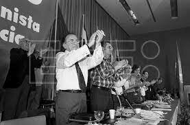 Celebración del IX Congreso del P.C.E., en el que se renuncia oficialmente al leninismo